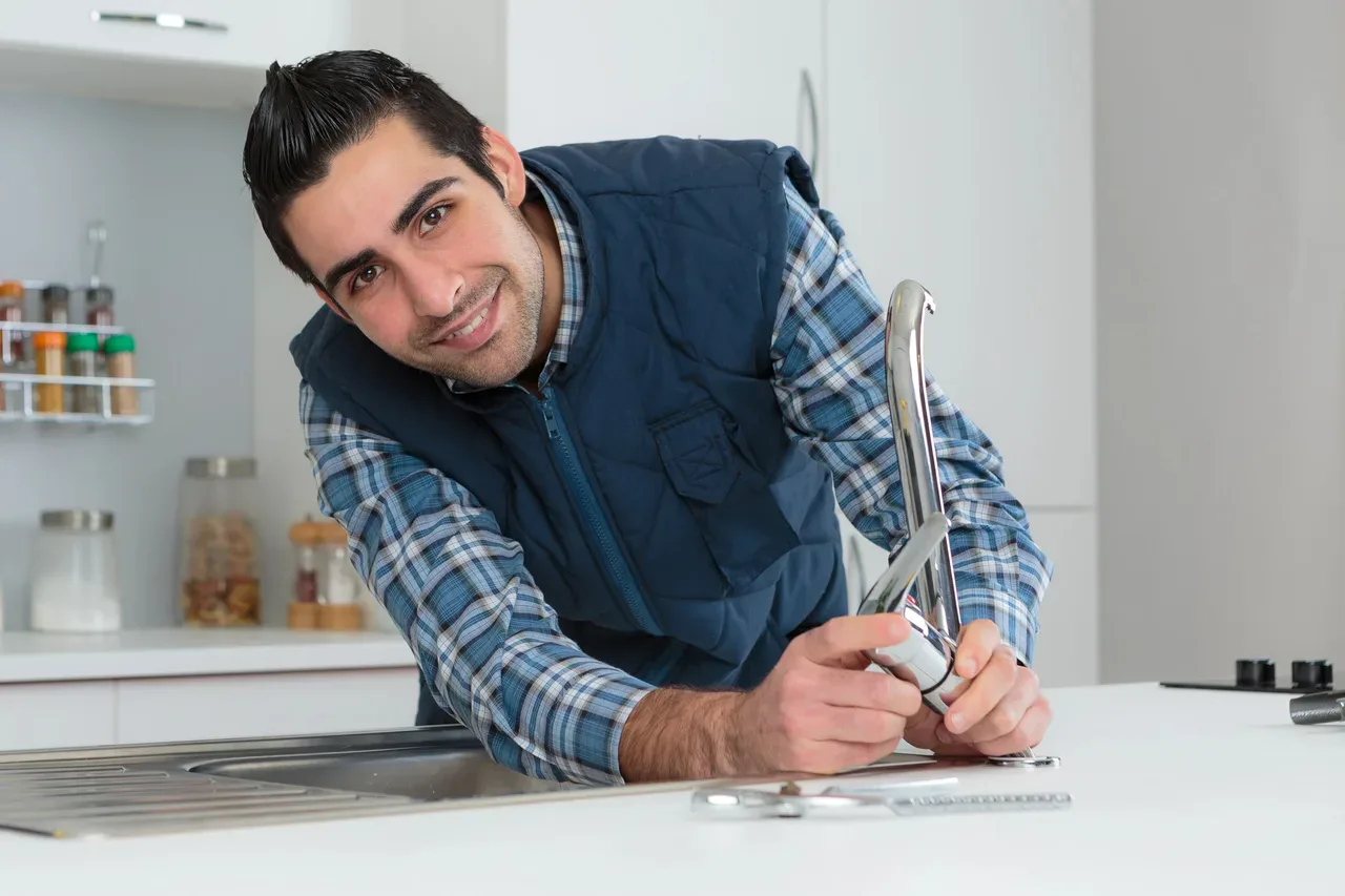 Pose d'un mitigeur thermostatique de douche lors d'une rénovation de salle de bains à Paris